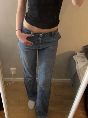 Blå baggy/raka jeans - Säljer dessa fina jeans från pimkie i storlek 34❤️De är i superbra skick och endast använda fåtal gånger! De är typ low/midwaist