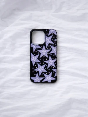 Svart iPhone 14 PM skal med lila/blå stjärnor från SHEIN - fint skick - Snyggt svart silikonskal till iPhone 14 Pro Max från SHEIN, med stilrena blå/lila stjärnor som ger mobilen en modern och iögonfallande look. Ett perfekt val för dig som vill kombinera design med funktion. FÖRST TILL KVARN!