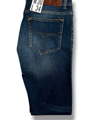 Nya Tiger of Sweden jeans - Tiger of Sweden jeans | Nya med tags Helt nya jeans från Tiger of Sweden, aldrig använda och med originaltags kvar. Modell: Evolve Storlek: 30/34 Färg: Blå Kontakta oss gärna vid fler frågor eller om du vill ha mer information! LumeFashion