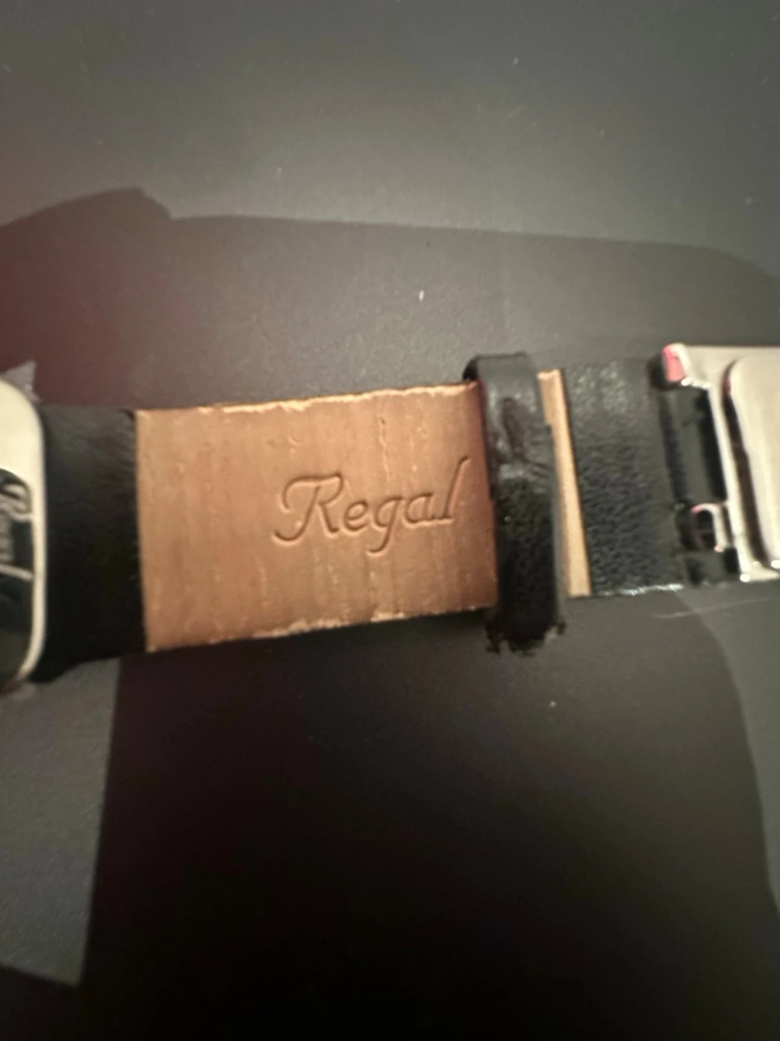 Svart klocka med stenar från Regal - 2