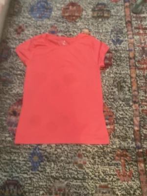 Röd sport-t-shirt från SOC - Säljer en röd sport-t-shirt från SOC i funktionsmaterial. T-shirten har rund halsringning och korta ärmar, perfekt för träning eller sportaktiviteter. Materialet är lätt och andas bra.