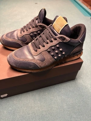 Valentino rockrunner - Säljer mina valentino rockrunners. Tecken på användning, dock alla taggar kvar! Mörkblå färg, st 40. Inget og följer med. Kontakta vid frågor