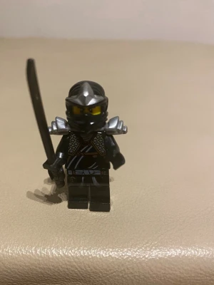 LEGO Ninjago-Cole ZX - Lego Ninjago Cole ZX från 2012.Figuren är en del av LEGO NINJAGO-temat och kan användas som samlarobjekt eller i lekset.