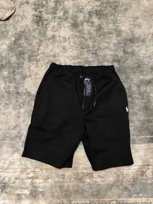 Polo shorts  - Svart polo short storlek M helt nya