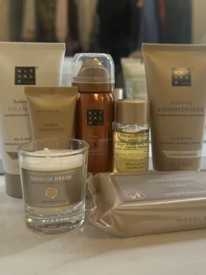 Rituals produkter  - Säljer produkter från Rituals julkalender 2025 som ej kommer att användas, allt är såklart oanvänt. Det som ingår;  💛Hydrating Schampoo, 70ml 💛Keratin Recovery Hair Mask, 20ml 💛Body Lotion Mousse, 50ml 💛Micellar Water, ”miracle 3 in 1”, 30ml 💛Hydrating Conditioner, 70ml 💛Doftljus, ”HIBISCUS DREAM” 💛Cleansing Wipes, 10st  Ordpris; 1 049kr