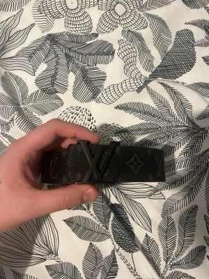 Svart bälte  - Svart bälte från de speciella märket mycke finnt kvalité  125 cm lång