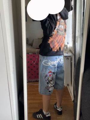 Ed Hardy denimshorts med tryck - Snygga ljusblå denimshorts från Ed Hardy. Använd endas 1 gång. 