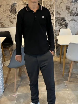 Långärmad moncler piké - Långärmad moncler piké. Bra skick. Storlek L, sitter som M. Perfekt året runt. Modellen är 181 och väger 71kg. 