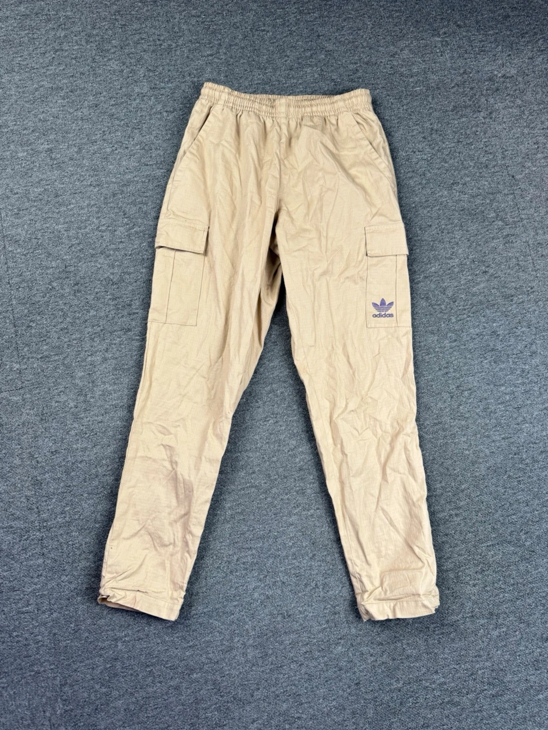 Beige cargobyxor från Adidas