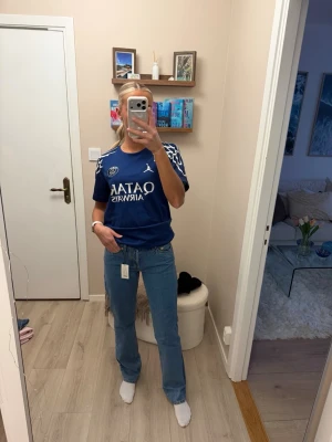 Icon jeans lager 157 - Helt oanvända Icon jeans från lager 157 i storlek S. Jag är 172cm och brukar ha storlek s/36. 