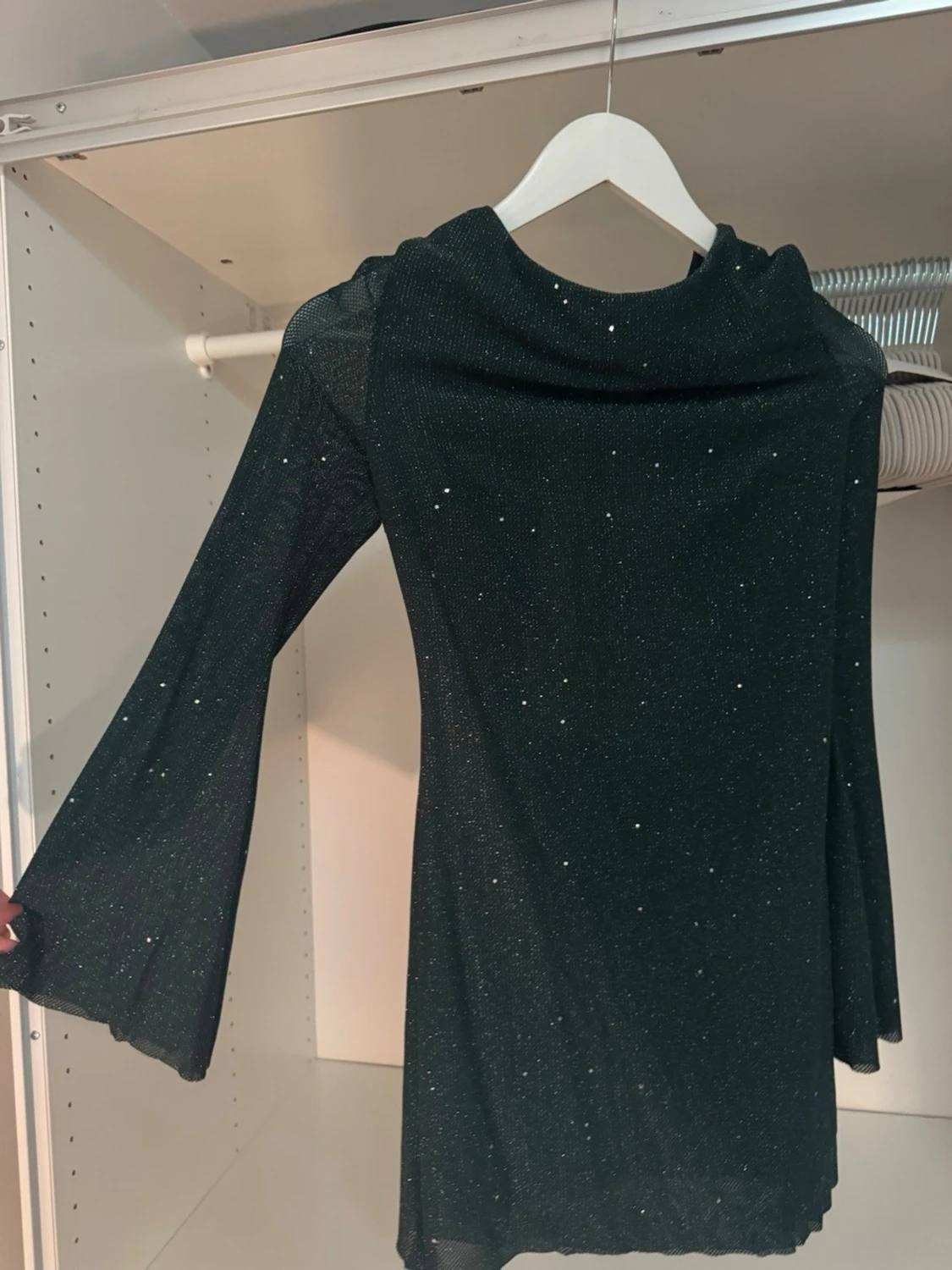 Glittrig mörkgrön klänning med öppen rygg - 1