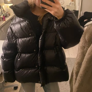 Hm puffer jacket - SÄLJER INTE, BYTER BARA MOT STORLEK S!!Intressekoll denna dunjacka pufferjacket från hm! Nypris 1299kr, knappt använd inga defekter alls. Slutsåld!! Håller värmen jättebra. Söker någon som vill byta mot S eller xs