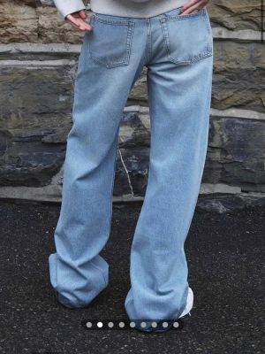 Ljusblå wide leg jeans - Säljer ett par ljusblåa jeans med breda ben och låg midja. Jeansen har klassiska bakfickor och en avslappnad passform. Materialet är denim i bomull. Använda fåtal gånger.                         Nypris är 699kr men säljer för 450kr. 