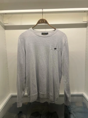 Oscar Jacobsson stickad tröja - En riktigt snygg och fräsch stickad tröja ifrån Oscar Jacobsson! Tröjan är i storlek S och nästan helt oanvänd! Skick: 9.5/10 och har inga defekter eller skavanker!👌Nypris: 1000 - 1400kr!💰Skriv om du är i behov av fler bilder!📸 Fråga på vid funderingar! 🖋️ Fraktar alltid senast dagen efter beställning om inte tidigare!📦