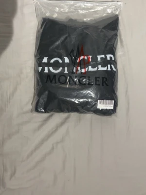 Moncler hoodie svart - Svart Moncler hoodie i underbar kvalité 