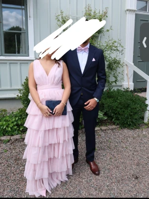 Balklänning från bubbleroom  - Säljer min balklänning från bubbleroom, nyskick. Skriv för fler bilder, väskan säljs med om man vill ha. Nypris 1800kr