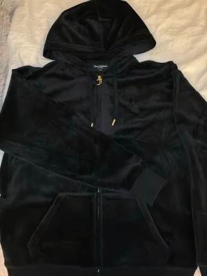 juicy couture tröja - säljer denna tröja i xxs då jag fick den i julklapp och var dum o klippte av lappen innan jag provat den. den satt inte som jag ville så därför säljer jag den. de är inget fel på den och jag har aldrig använt den, bara prövat! obs den är större i storleken än vad jag trodde