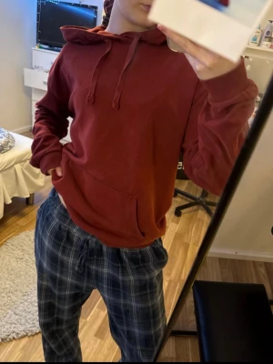 Vinröd hoodie  - Vinröd fin hoodie från Cubus! Tunn i materialet! Storlek S💕 Säljer då den inte kommer till användning. Inga stora defekter!