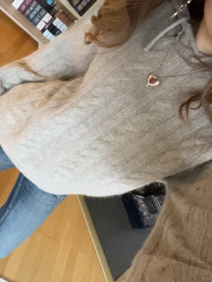 Beige stickad hoodie med snörning - Mysig beige stickad hoodie med kabelstickat mönster och snörning i huvan. Tröjan har lång ärm och en relaxed, lite loose passform. Perfekt för kyliga dagar och enkel att matcha med jeans eller leggings. (Från gina, sparsamt använd💗)