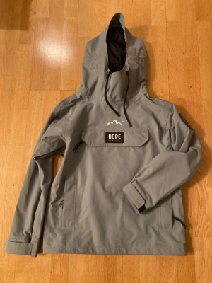 DOPE skidjacka xs - DOPE skidjacka storlek xs. Använd ett fåtal gånger under skudveckor. Färg grön.