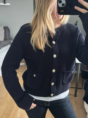 Stickad kofta med knappar - Såå fin stickad kofta, sparsamt använd så i väldigt fint skick! Passar xs-m