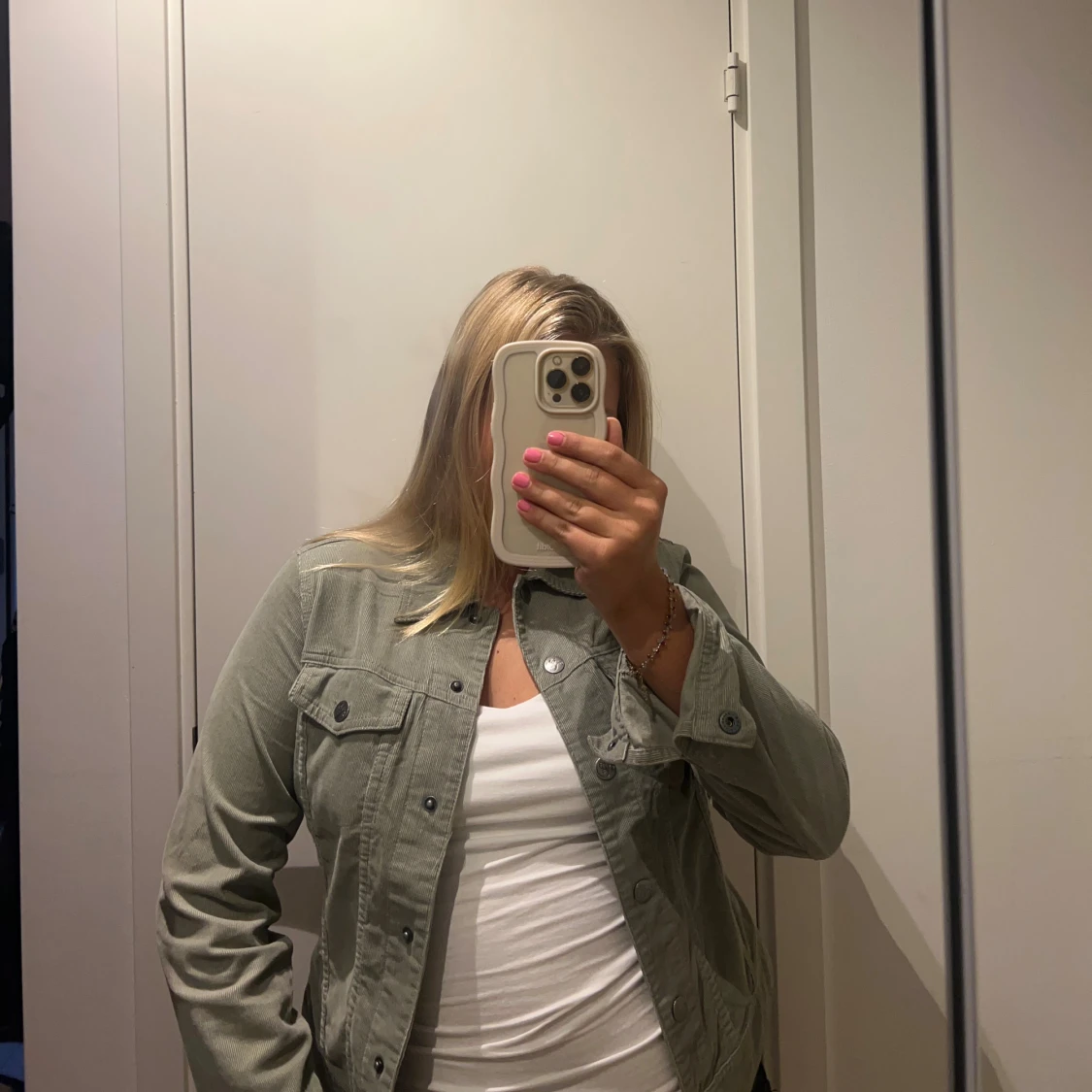 Grön jeansjacka med knappar