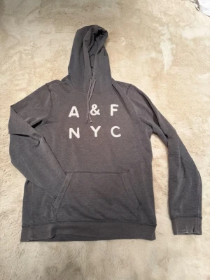 Abercrombie & fitch - Säljer denna Vinted hoodie som inte passar mig, säljs inte länge. Skriv vid minsta fundering! 