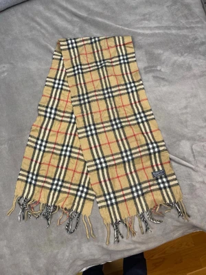 Beige burberry halsduk  - Hör av dig vid frågor. P1