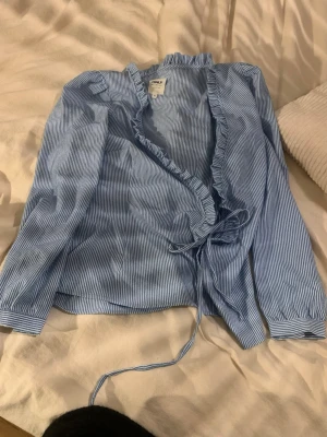 Randig omlottblus med rosett - Jättefin, endast använd en gång! 