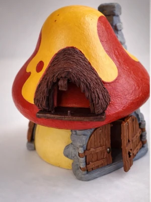 FINT ÄLDRE  SMUFHUS FÖR  SAMLARE   HÖJD CA 20CM  - 🐸Säljer ett snufhus med skorsten , dörr fönster. Ingen smurf ingår.  Utav väldigt fint skick ej lekt med. Höjd. Ca:20CM bredd:ca: 15CM* talet går att öppnas, dörrar osv.  skickas med dhl eller schenkern.🫶🤩🪅 kontakta mig gärna  innan köp. MVH Anna 