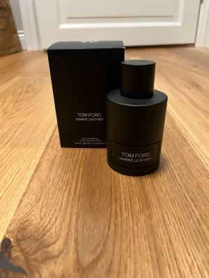 Tom Ford Ombré Leather 100ml - Tom Ford Ombré Leather Eau de Parfum, 100ml. Ny köpt parfym oanvänd. En stilren och modern parfym som sticker ut i mängden. 