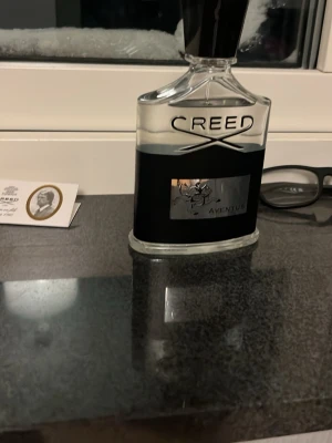 Creed Aventus herrparfym - Creed Aventus är en ikonisk herrparfym med stilren design som snabbt blivit populär bland unga. Perfekt för dig som vill sticka ut och satsa på exklusivitet. Volym och ingredienser framgår ej på bilden.
