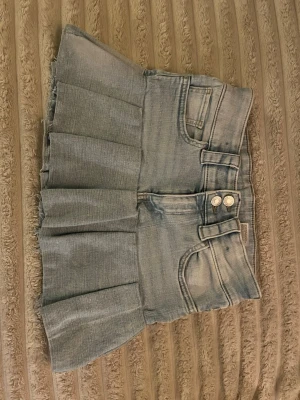 Ljusblå jeanskjol H&M - Superfin ljusblå jeanskjol som jag har sytt själv 💛Har jätte bra skick men ser ut lite konstigt inne i kjolen. Säljer för att har blivit lite liten för mig💕Priset går att diskutera !!