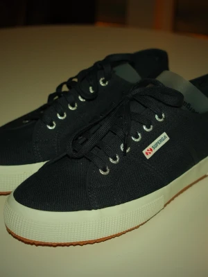Superga skor marinblå - • Storlek: 45 • Skick: mycket fint, inga defekter • Nypris: 999kr  Hör av dig om du har frågor om plagget eller annat!  Kan skickas direkt 💌 Kika gärna på mina andra annonser – samfrakt går bra!