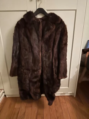 Päls jacka  - Säljer en äkta pälsjacka i mink. Den är i en jättefin brun färg. Den är gjord av mink och skulle säga att det är en M. 