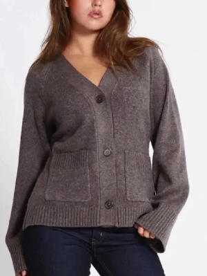 Brun kofta  - Mysig brun kofta med v-ringning och stora ribbade fickor framtill. Koftan har tre knappar och breda ribbade muddar vid ärmslut och nederkant. Perfekt för lager-på-lager och chill dagar.