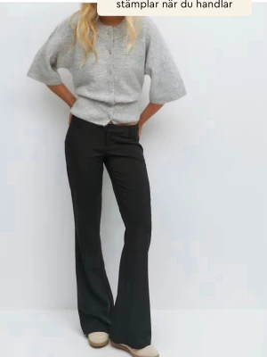 Lågmidjade kostymbyxor  - Fina lågmidjade kostymbyxor från Gina 14+, fina fickor ibak och helt nya med prislapp kvar