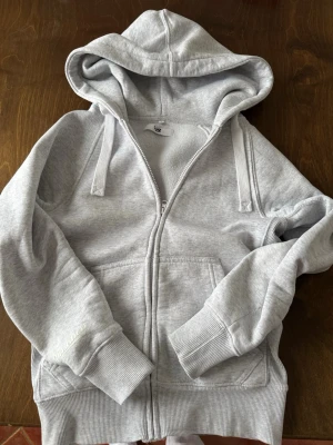 Russemerch - Tja! Säljer en fet zip hoodie från Russemerch. Riktigt varm, passar till allt. En liten deffekt är ett igen sytt hål på den vänstra underarmen. Hålet var där när jag fick tröjan från Russemerch, men sydde igen och sitter bra där. Annars felfri!