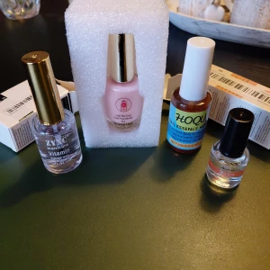 Nagelvårdsserum och härdare - Fyra olika nagelvårdsprodukter: vitaminserum, nagelhärdare i ljusrosa, essence-serum och ett 3-dagars stärkande lack. Flaskorna är små med guld- eller svartfärgade lock och genomskinligt eller rosa innehåll. Perfekt för dig som vill boosta naglarna med extra vård.