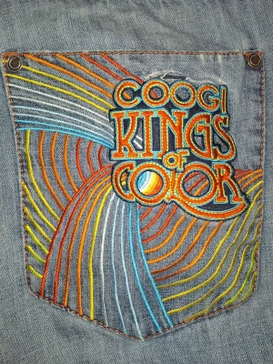COOGI jeans. - Feta baggy jeans som är klippta och därför ganska korta. litet hål i vänster ficka. Väl andvända men inte trasiga någonstans och sitter jävligt bra