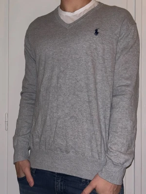 Ralph Lauren kofta  - Vi säljer nu denna sjukt snygga, V-ringade koftan från Ralph Lauren. Gott skick utan tecken på användning och sitter väldigt bekvämt. Passar flera storlekar. Hör av dig vid eventuella frågor! 