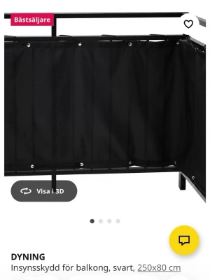 Svart insynsskydd för balkong - Ett svart insynsskydd från DYNING från ikea , perfekt för balkongen. Mått 250x80 cm. Tillverkat i slitstark polyester med öljetter längs kanterna för enkel upphängning. Ger ett stilrent och avskärmat intryck till din uteplats. Bara uppsatt men inte använt så i väldigt gott skick. Går att diskutera pris 