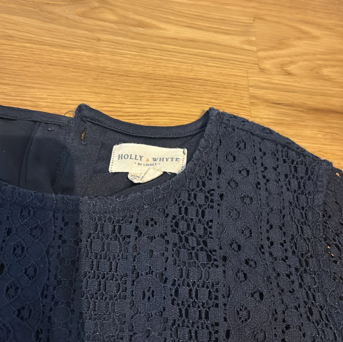 Mörkblå spetsblus från Holly & Whyte - 1