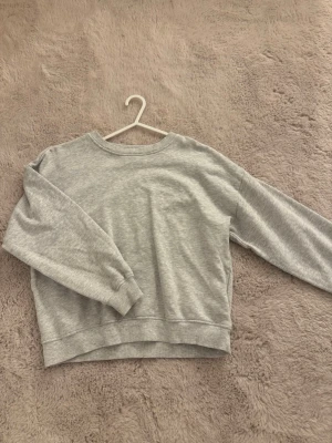 Grå hoodie  - Säljer denna gråa hoodie/sweater från lager 157. Endast använd 1 gång och har inga skavanker! 
