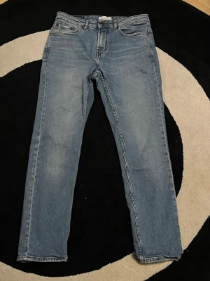 Pull and bear jeans - Säljer dessa pull and bear jeans. Dem har en rak och avslappnad passform. Storlek 42