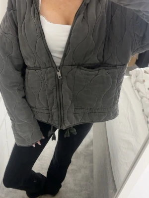 grå zara jacka - En grå zara jacka i helt nytt skick!! nästan aldrig använd🩶