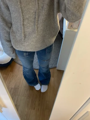 Grå stickad hoodie från Gina Tricot - Mysig grå stickad hoodie från Gina Tricot i storlek XS. Tröjan har huva med snörning och är långärmad med loose passform. Perfekt för kyliga dagar och enkel att matcha med jeans eller leggings.