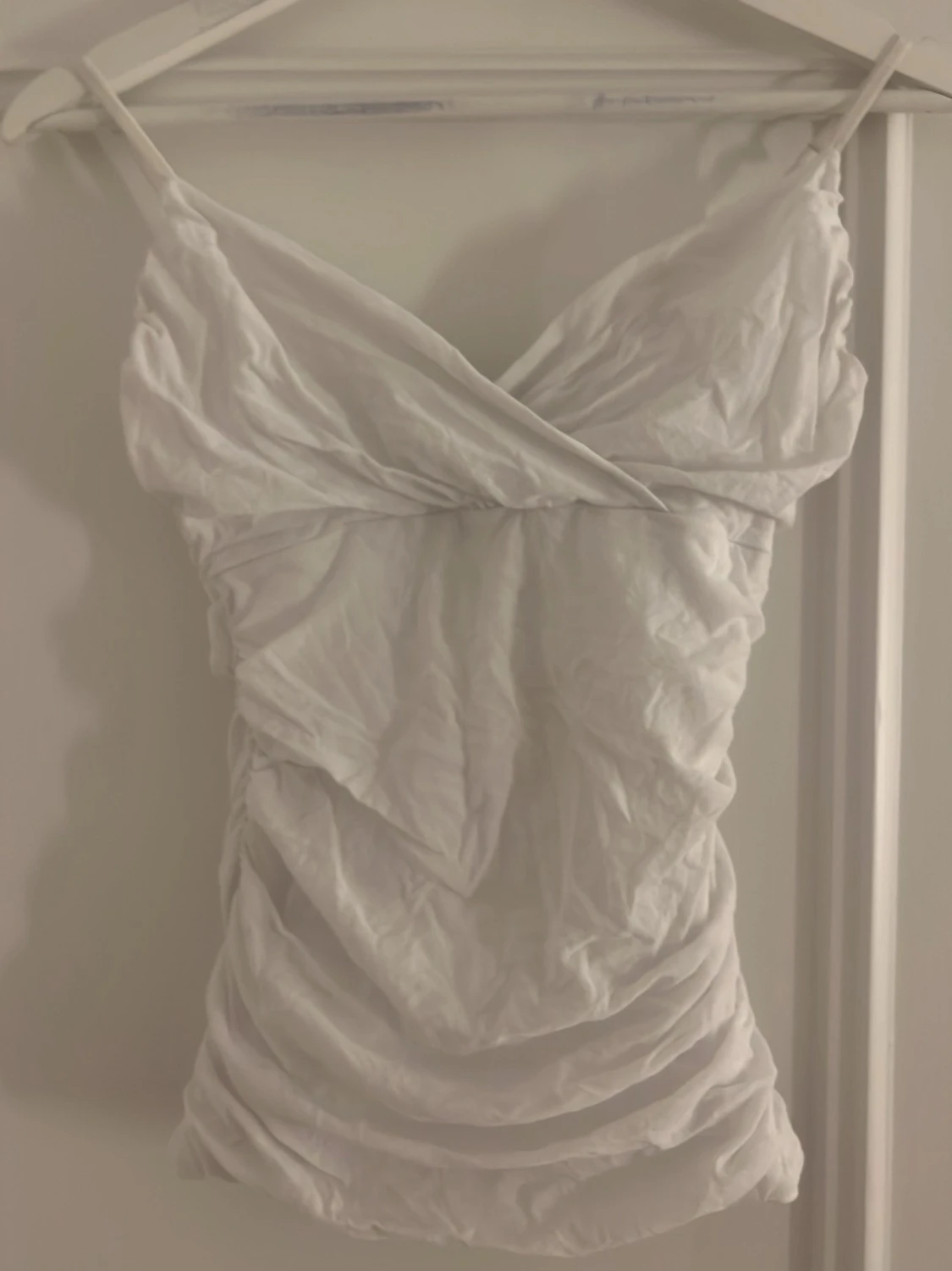 Vit  linnetopp med smala axelband - 1