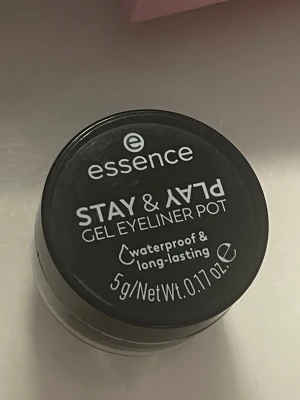 Essence gel eyeliner svart - Essence Stay & Play Gel Eyeliner Pot i färgen 01 Black. Vattenfast och långvarig gel-eyeliner i en liten rund burk på 5g. Vegansk formula, perfekt för att skapa skarpa eller suddade linjer. Kommer i en svart plastburk med skruvlock.
