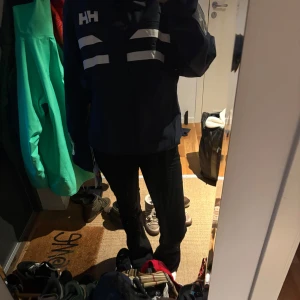 helt ny helly hansen jacka  - säljer denna helt nya helly hansen jacka aldrig använd fick hem idag!! då den är i fel storlek…💓